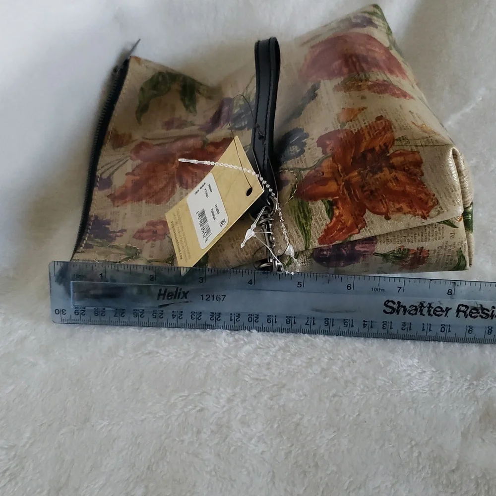 Patricia Nash Foldover Floral Leather Wristlet NWT.‎